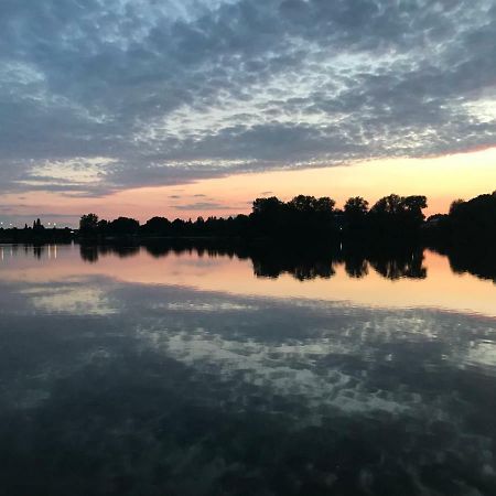 Premium Lake Lodges Чичестер Экстерьер фото